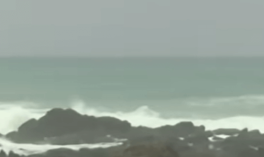 바다에 파도가 치는 장면