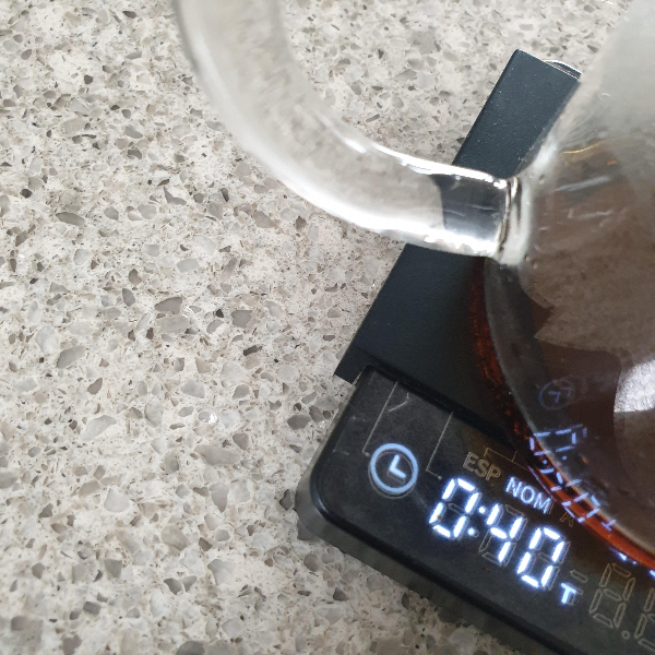 40초를 가르키고 있는 저울 위에 커피가 추출되고 있는 서버 일부가 보인다.