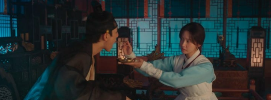 이채민 배우님에 입에 음식을 넣어주는 임윤아 배우님