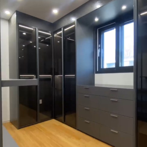 깔끔하게 되어있는 드레스룸.