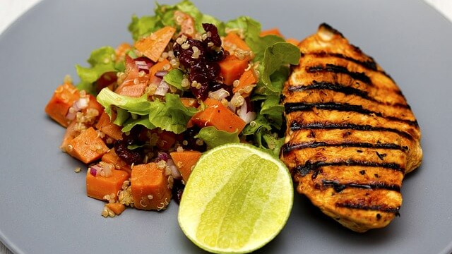 고단백 식사-닭 가슴살 스테이크-퀴노아 샐러드