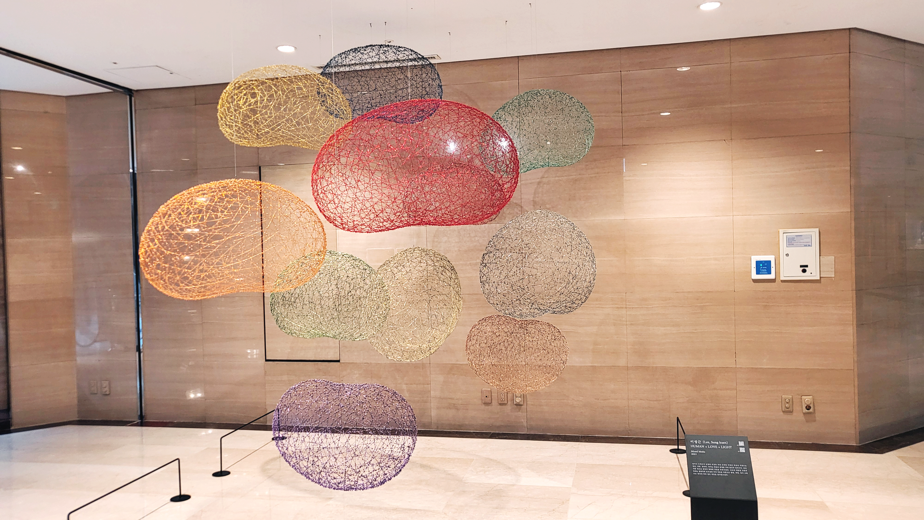 롯데호텔월드 2층을 장식하는 조형물