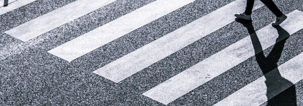 횡단보도-건너는-사람