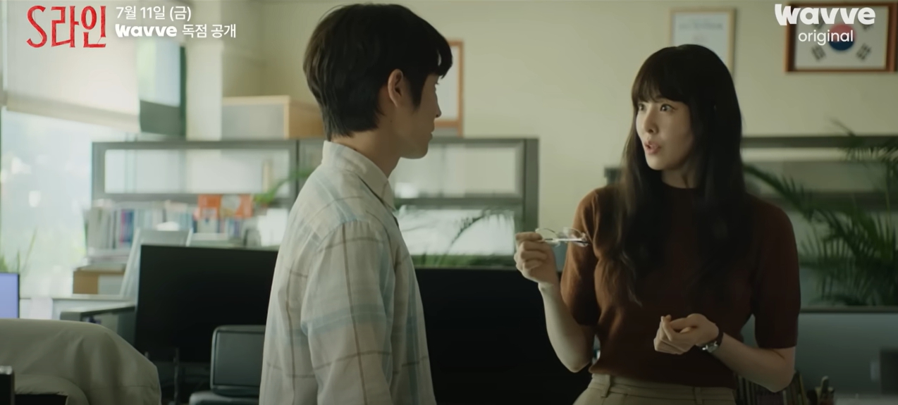 동료 교사에세 안경을 권하는 규진