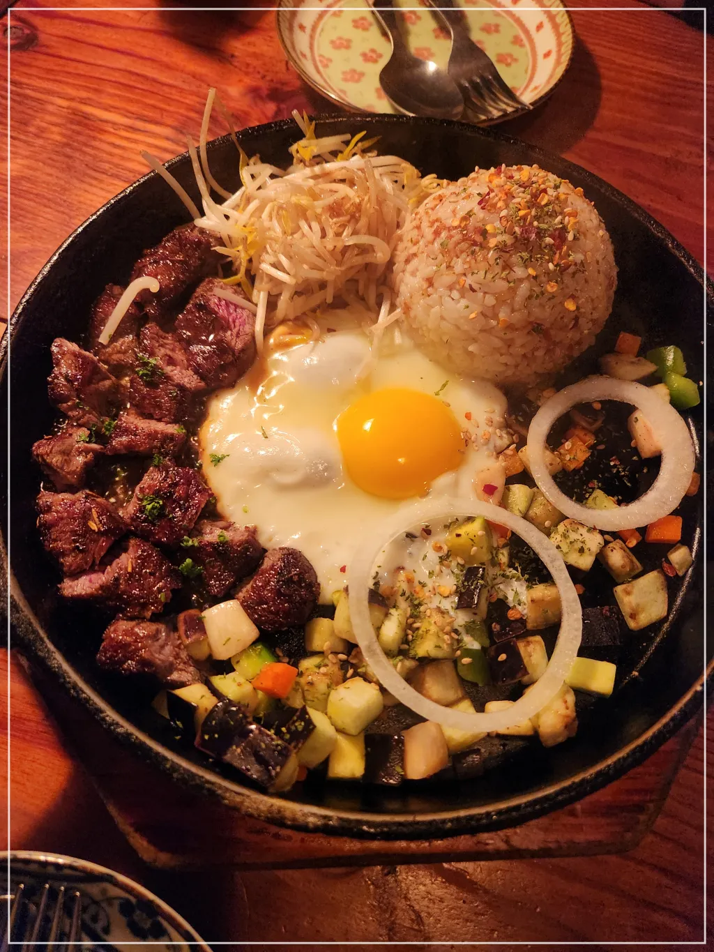 봉담-리옹-팬스테이크-비빔밥