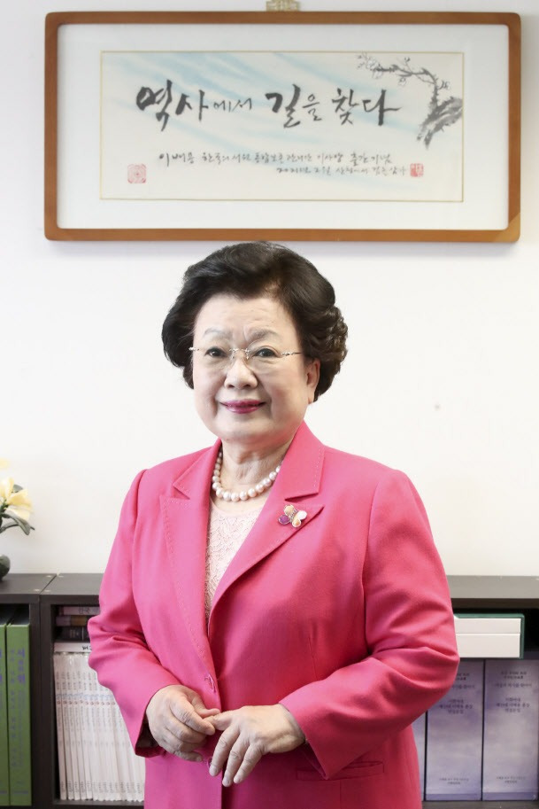 이배용 교육위원장 자진사퇴