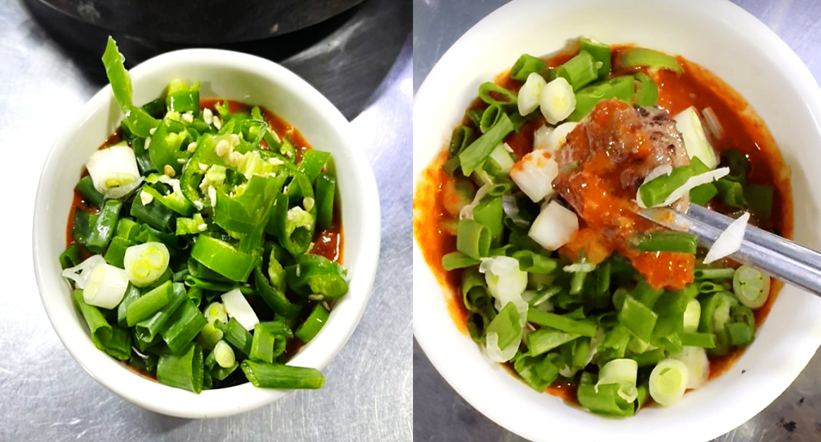 바싹하게 잘 구워진 절창을 청양고추와 파가 듬뿍 들어간 특제 막장에 찍어 먹는 모습