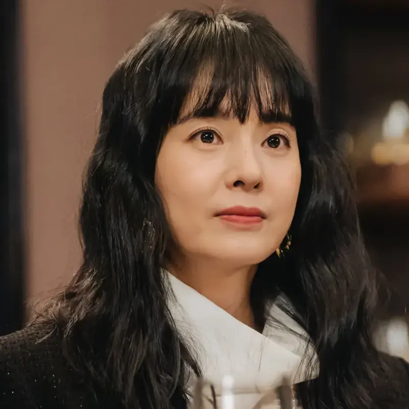 검은 정장 자켓을 입고 검은 웨이브 머리를 하고 있는 드라마 이 연애는 불가항력의 송윤주