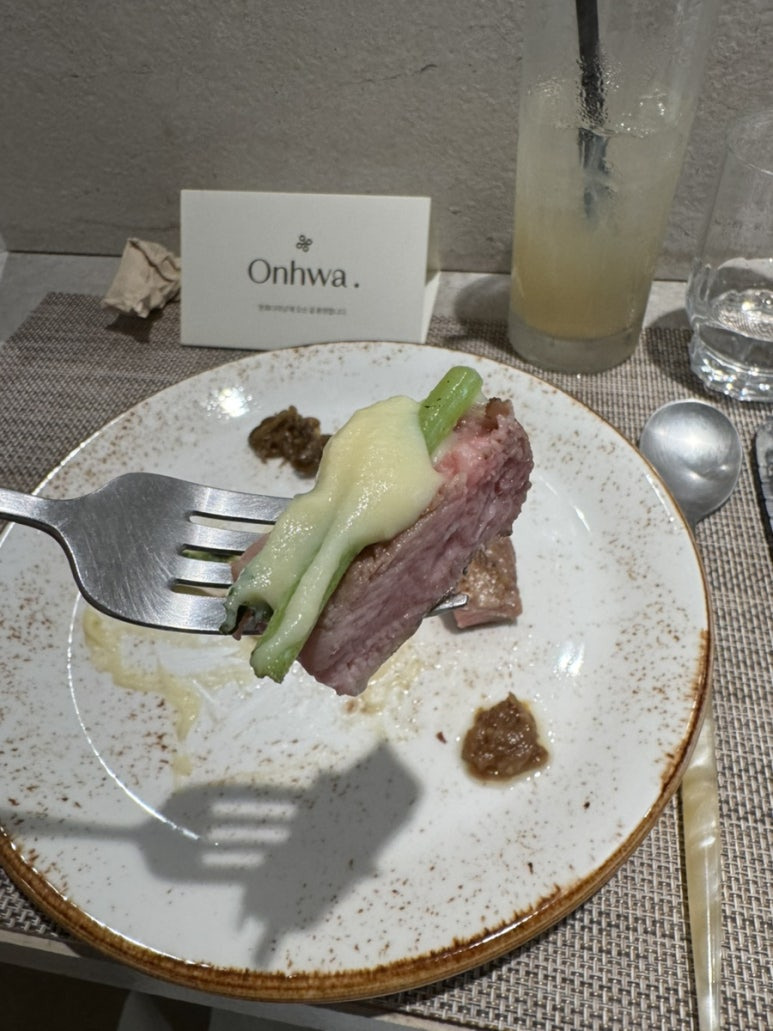 부드러운 크림과 숯향 가득한 열무 올려서 한입