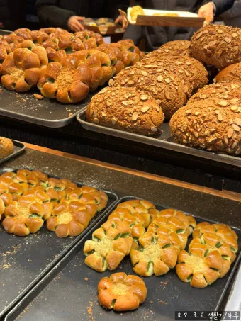성심당 빵 추천 망고시루가 아닌 망고롤 맛은 어떨까_25