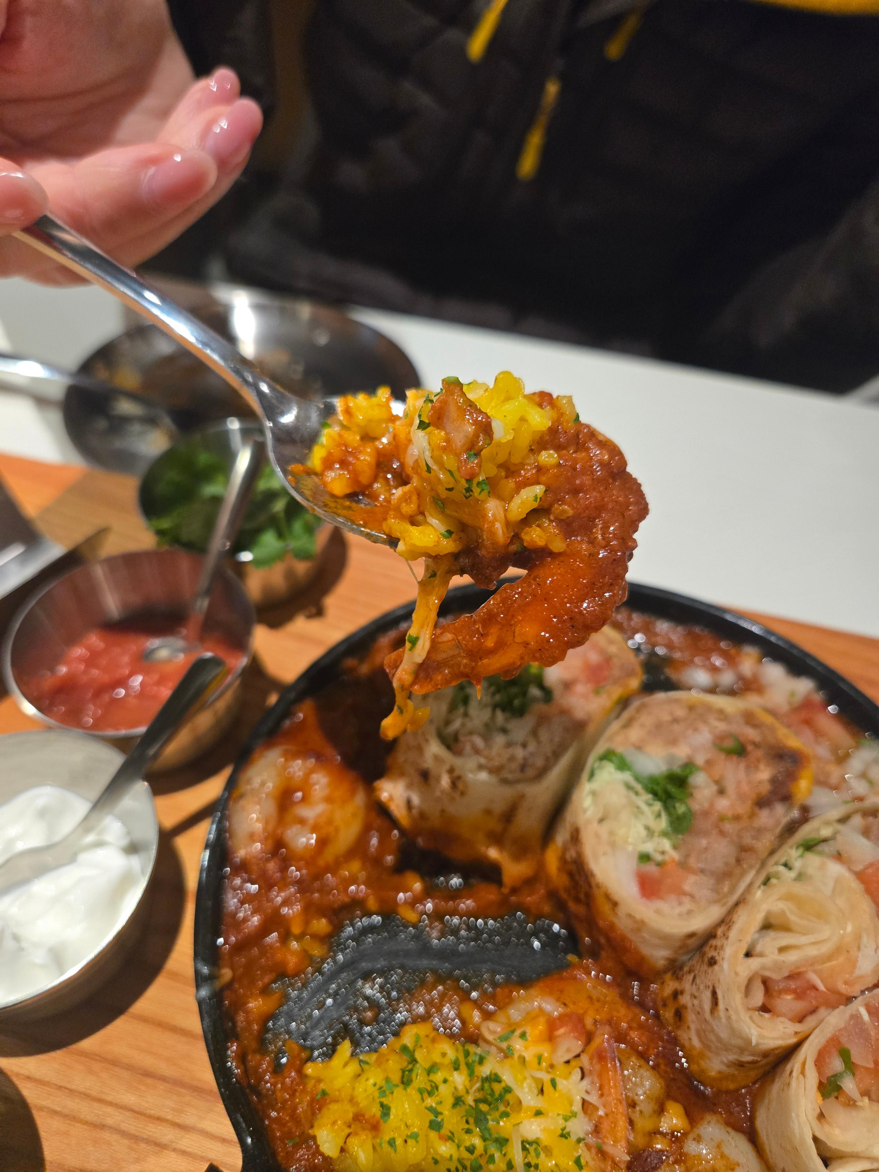 엔칠라다에 함께 들어 있는 쉬림프와 볶음밥