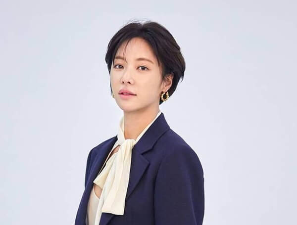 귀걸이를하고있는-여성의모습