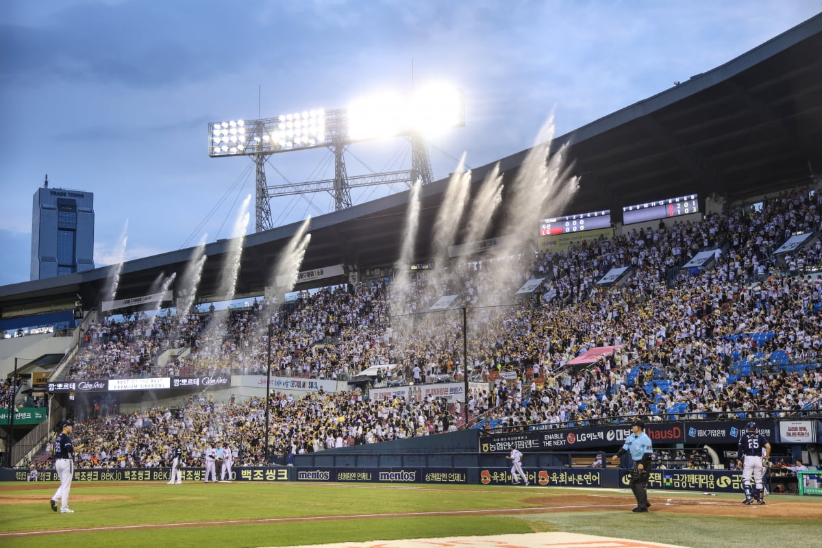 지난 8일 서울 잠실야구장에서 열린 프로야구 LG트윈스와 한화 이글스 경기 관중석에서 물대포가 뿌려지고 있다.