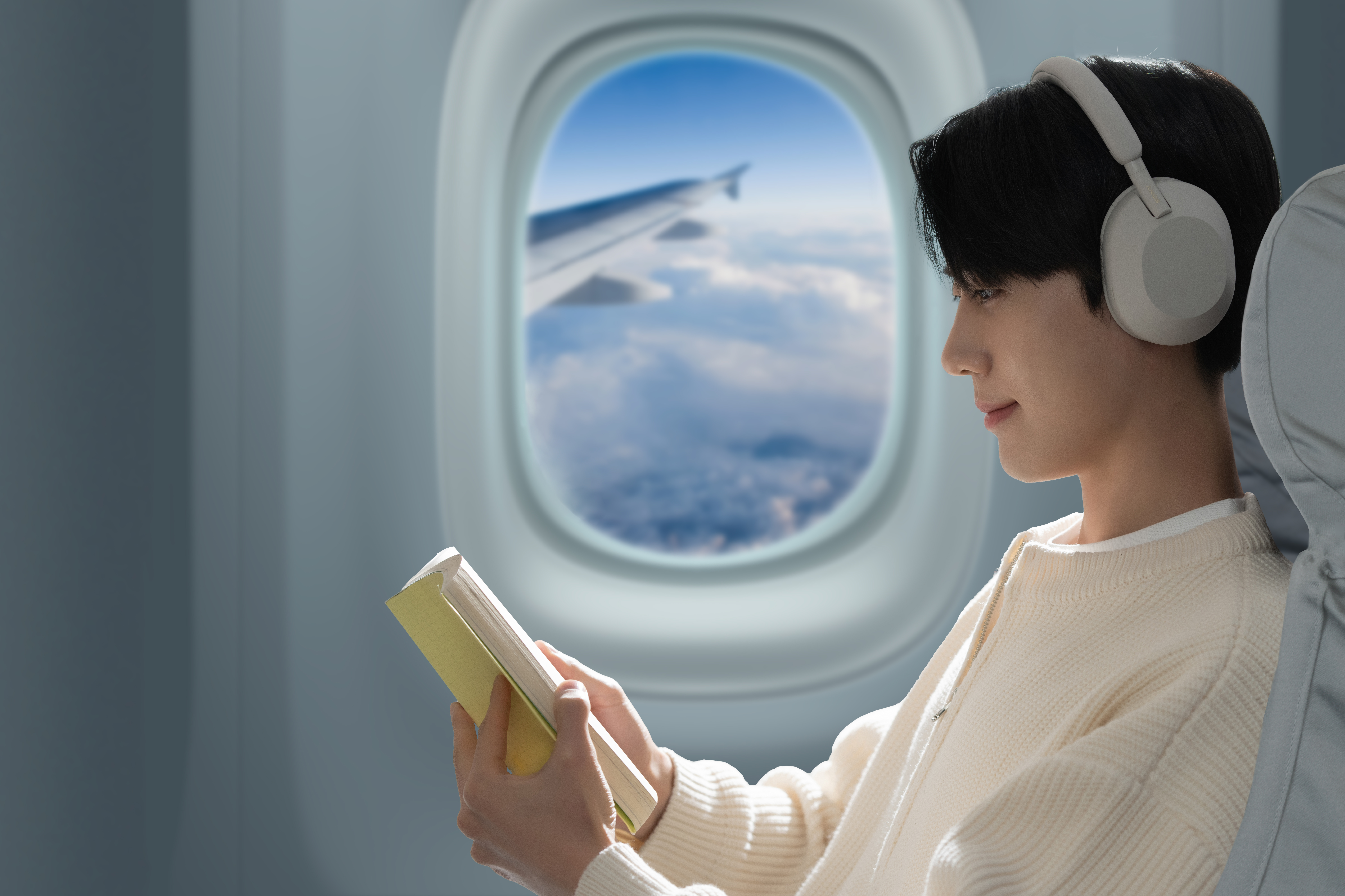 기내에서 사용하는 노이즈 캔슬링 헤드폰 WH-1000XM5