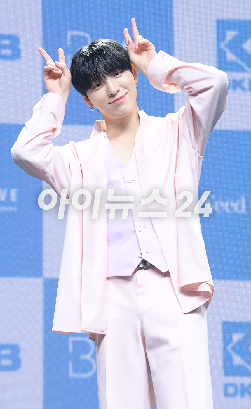 그룹 다크비(DKB) 테오가 14일 오후 서울 서교동 신한카드pLay스퀘어 라이브홀에서 다크비 여섯 번째 미니앨범 '아이 니드 러브(I Need Love)' 발매 기념 쇼케이스에서 포토타임을 갖고 있다. [사진=정소희 기자]