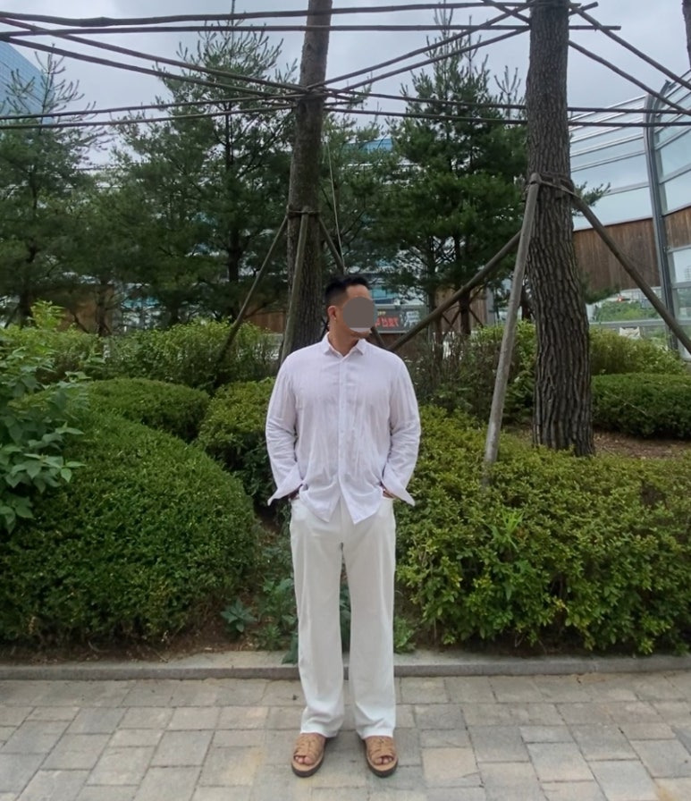 데일리룩('26. 7. 5.)무신사스탠다드 와이드 텐센 린넨셔츠 화이트, 무신사스탠다드 린넨라이크 와이드 데님팬츠 화이트, 츄바스코 샌들, 섹스토 팔찌, 서지컬스틸 팔찌