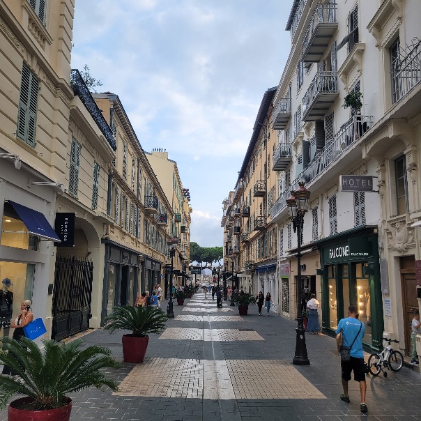 니스 고급브랜드가 몰려있는 거리의 전경