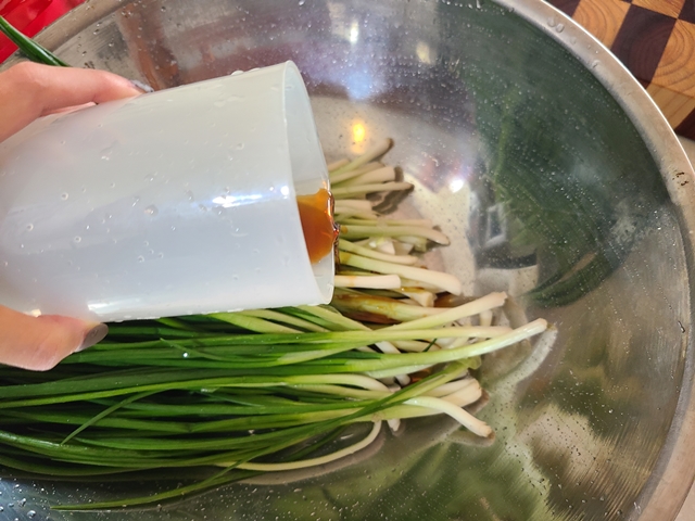 쪽파 흰뿌리 부분에 액젓 뿌리는 사진