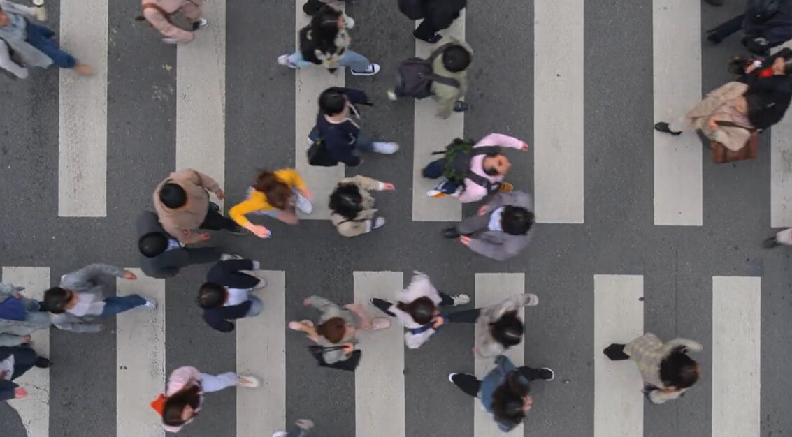 넷플릭스 엑스오 키티-횡단보도