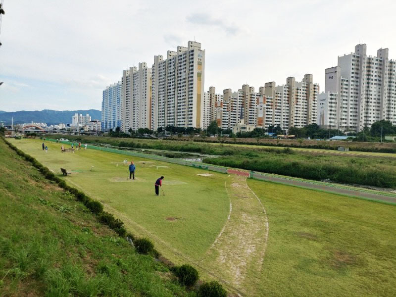 남천둔지 경산파크골프장. 경북 경산시 대평동 75-2 (강변동로)
