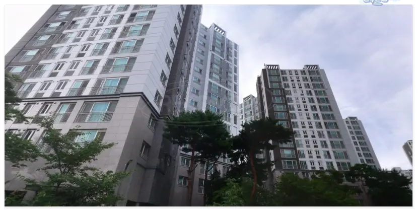 래미안위브-동대문-아파트단지-나무-하늘