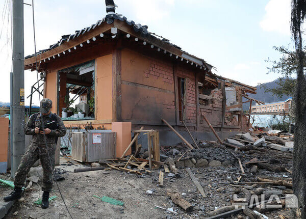 포천 민가를 덮친 전투기 폭탄 (사진 : 조선일보)