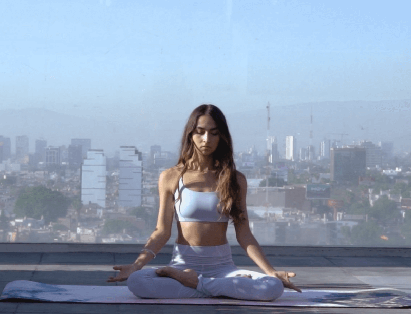 생리통에-효과적인-명상하는-여자