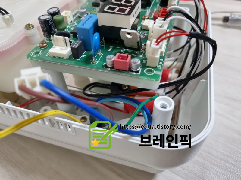 온수매트 본체에 온도센서와 메인보드가 체결된 모습