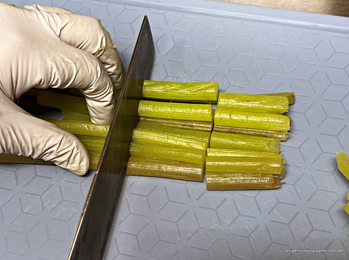 머위 장아찌에 들어갈 머위대를 먹기 좋은 크기로 자르는 사진