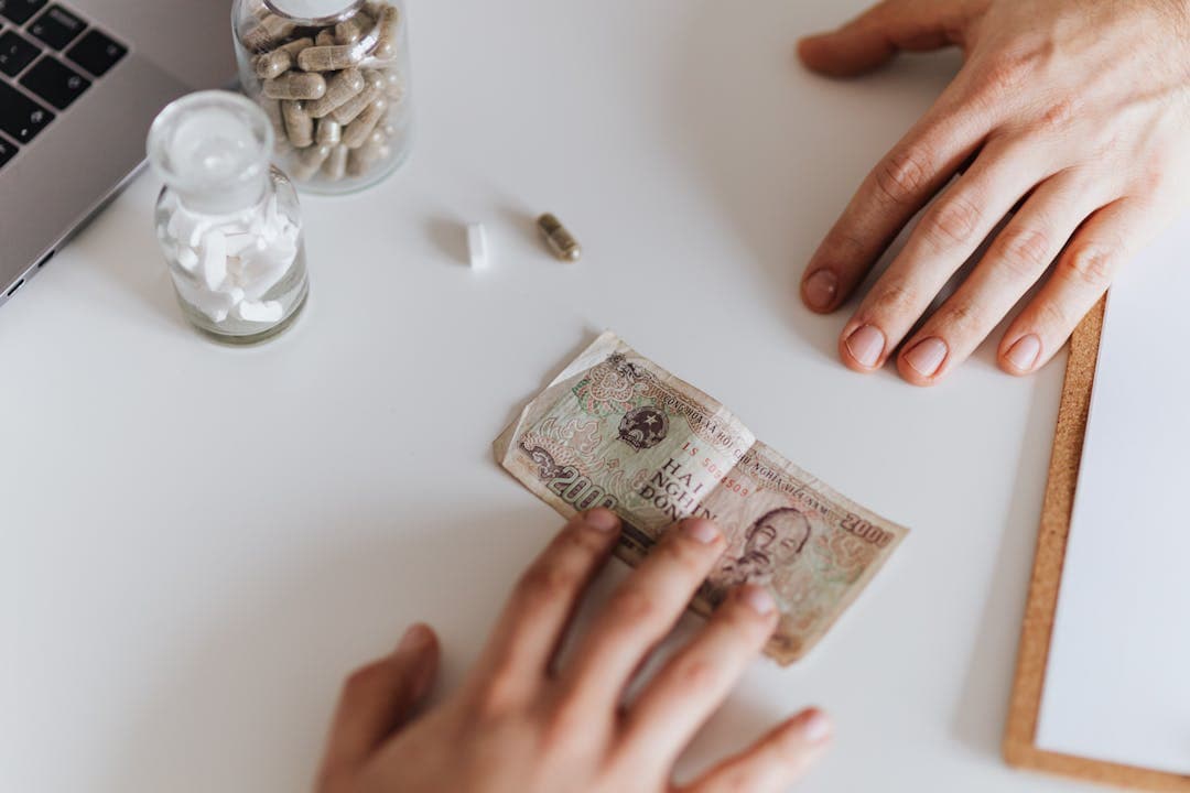 약통과 지폐가 놓인 책상 &ndash; 실손보험 청구 비용 사례