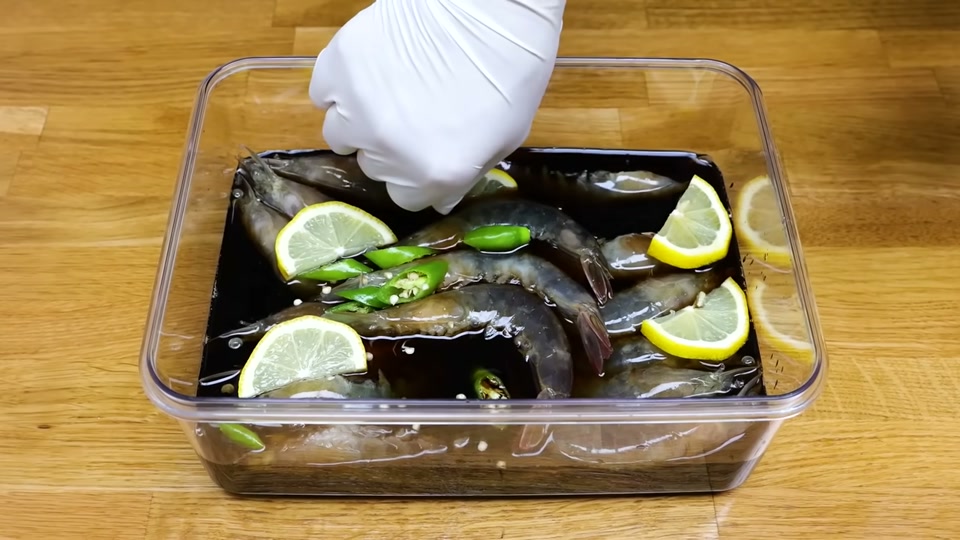 통에 청양고추와 레몬을 올리는 장면