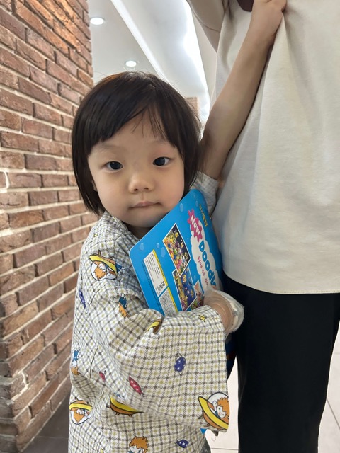 책 들고 있는 아기