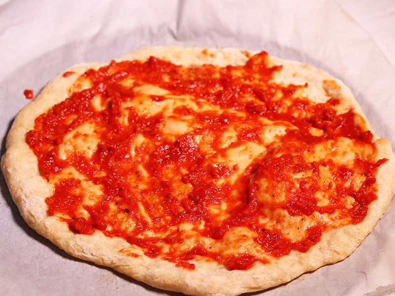 구운 피자 크러스트에 피자소스 바르기