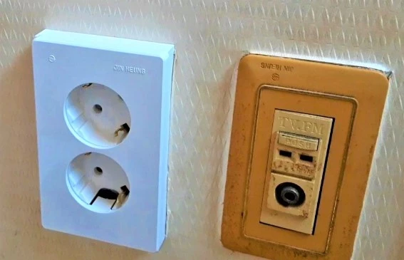 새 콘센트 교체 완료