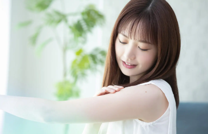 피부를 살피는 여성