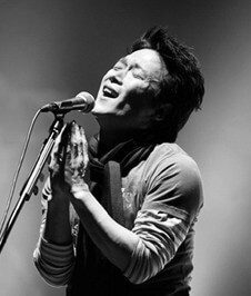 안치환-광야에서-안치환이-스탠드-마이크-앞에서-절규하듯-노래하고-있는-흑백-사진