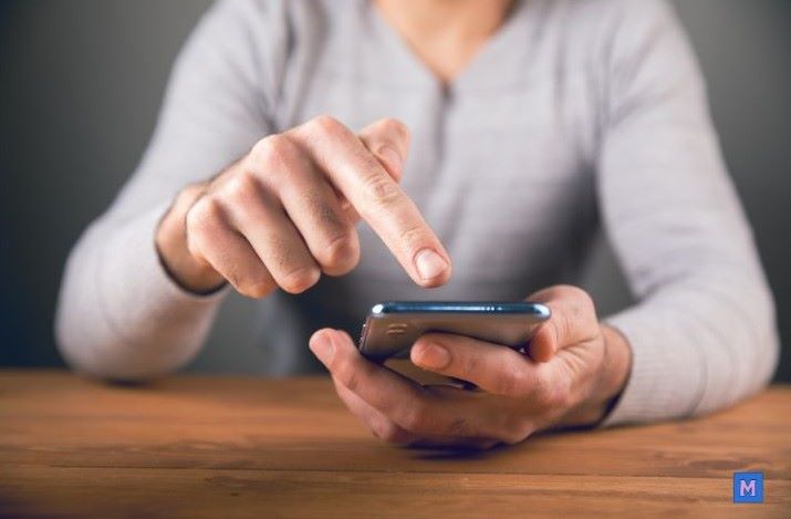 아마존 제휴 링크 클릭하는 모습 - 스마트폰으로 온라인 쇼핑하는 손 via Canva