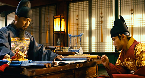 허균과 하선의 바뀐 자리, 높낮이를 강조한 앵글이 눈에 띈다