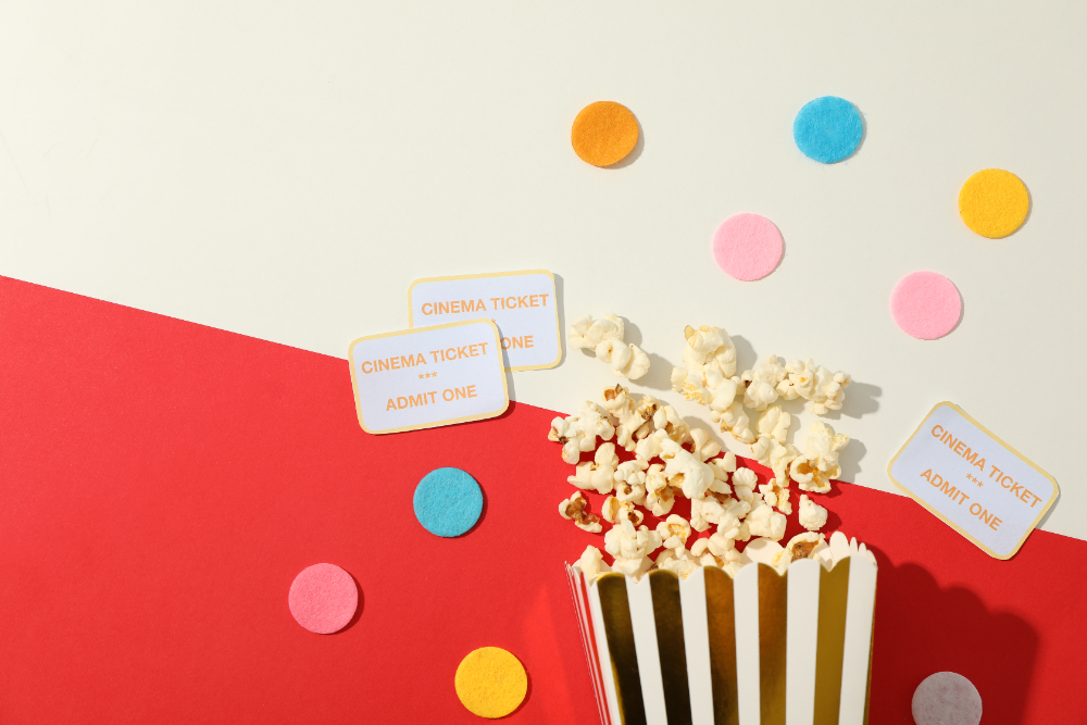 팝콘이 있는 알록달록한 밝은 이미지