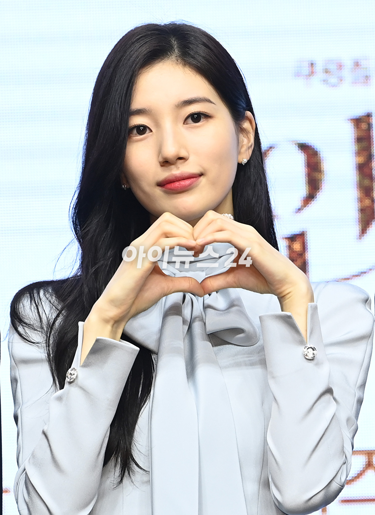 배우 수지가 21일 오전 여의도 콘래드서울에서 열린 쿠팡플레이 시리즈 &#39;안나&#39; 제작발표회에 참석해 포토타임을 갖고 있다. [사진=정소희 기자]