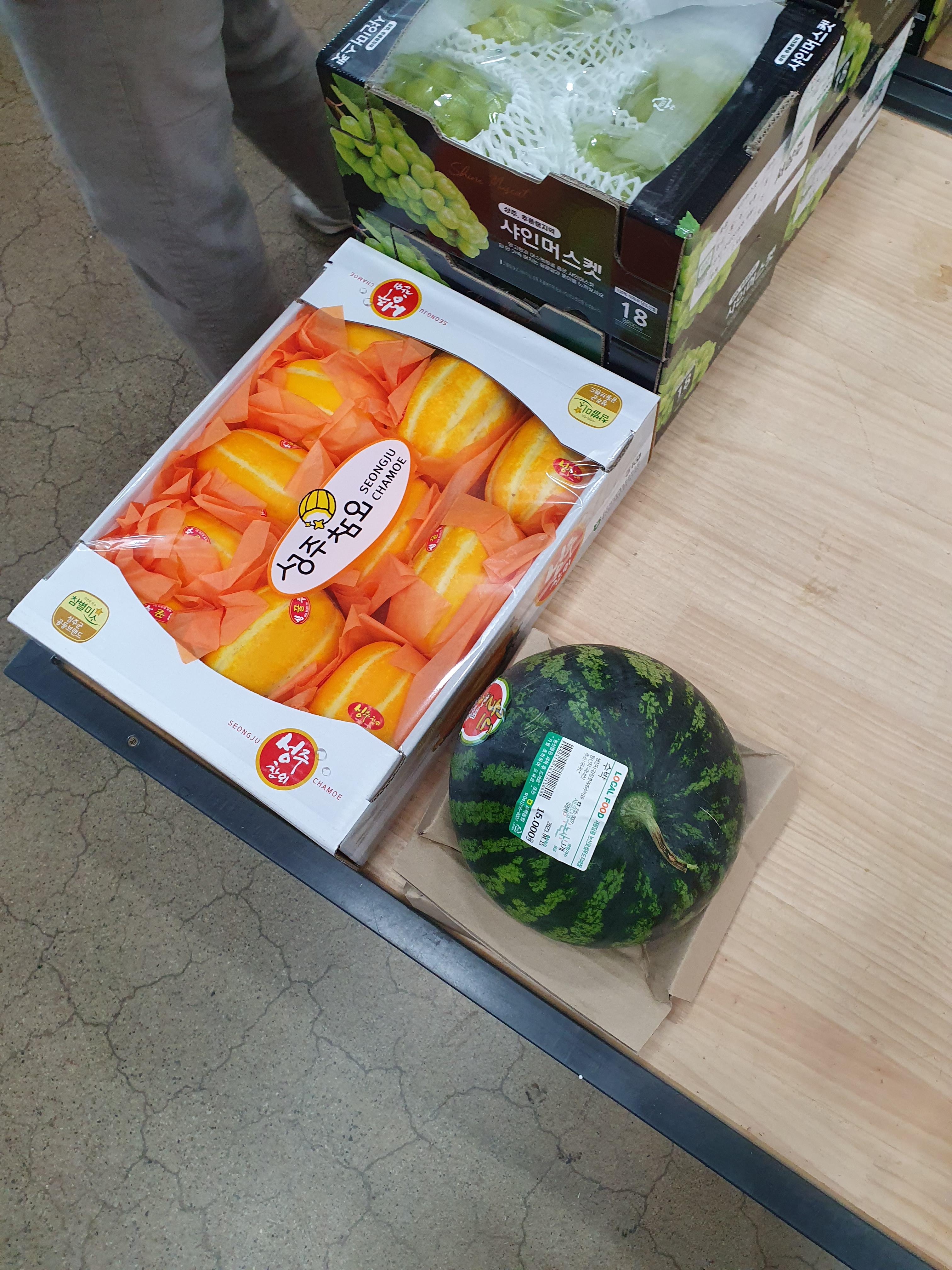 새콤달콤 논산 로컬푸드 직매장에서 판매하는 수박 15000원인데.. 한통 사고 싶었지만. 참았다.