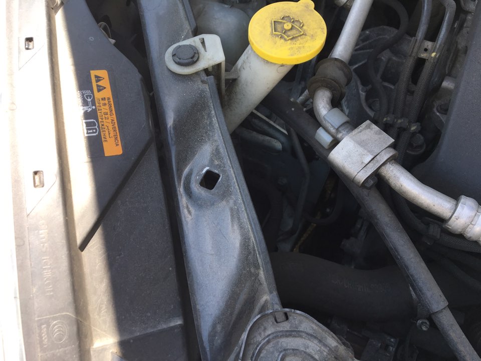 노란색 뚜껑이 있는 워셔액 주입구 근접 사진