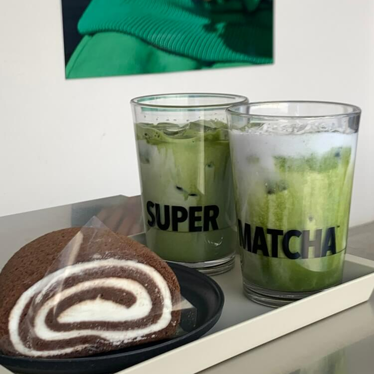 말차 라떼와 롤케이크