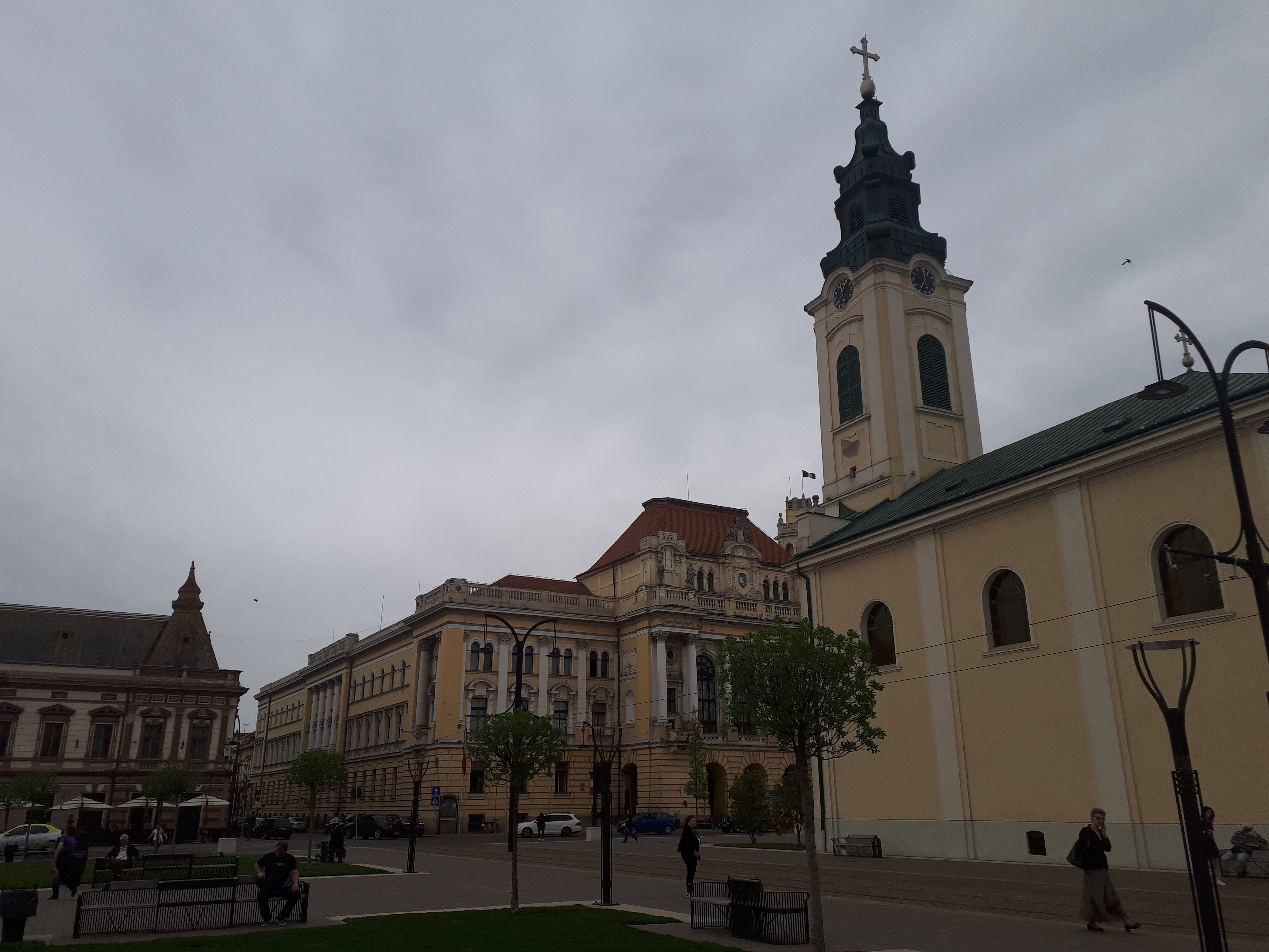 루마니아 오라데아 블랙 이글 궁전 유니리 광장의 교회