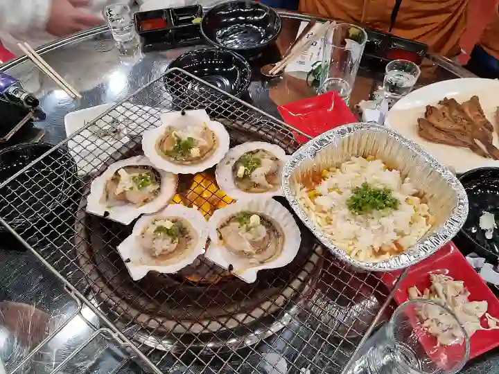 연탄불에-굽는-가리비와-치즈