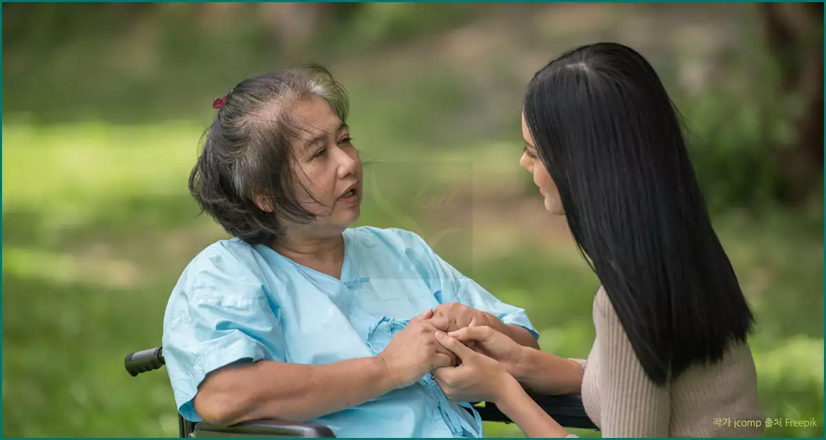 어르신과 대화하는 요양보호사