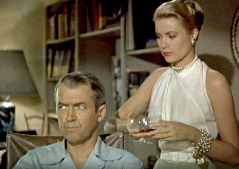 히치콕 감독의 영화 이창에서 제임스 스튜어트와 열연한 그레이스 켈리. 이창 스틸컷.