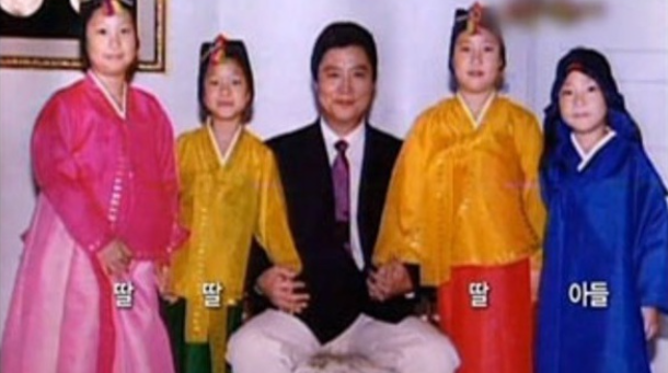 남진이 자녀들과 함께 포즈를 취한 가족 사진