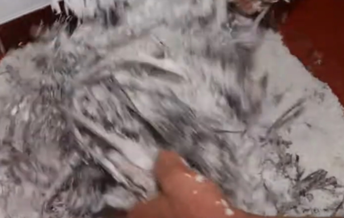 한국의 떡 종류 송기떡-멥쌀가루와 송기를 섞어준다.