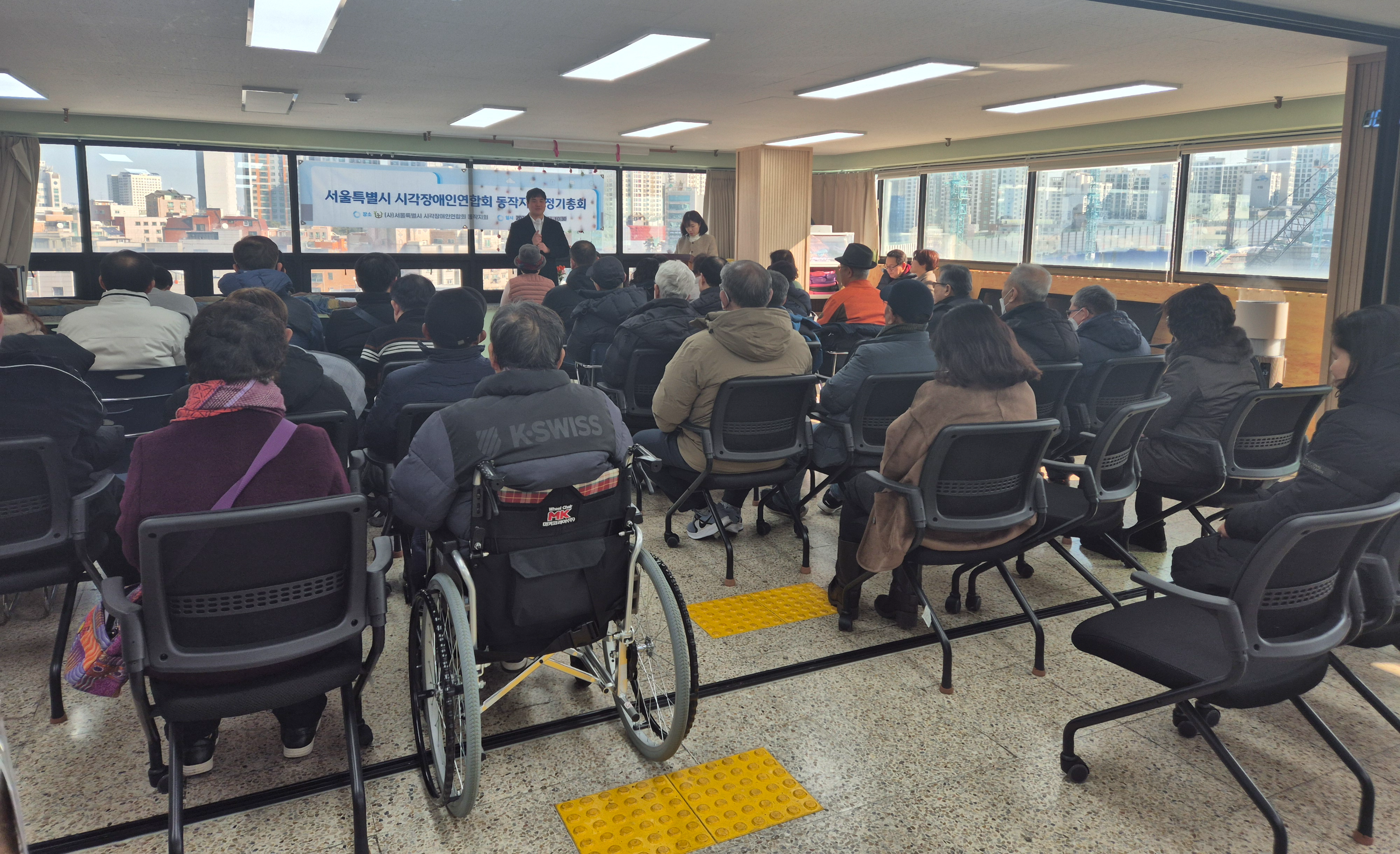 이미지설명: 동작지회 총회에 참여한 지회원들의 모습. 이승민 지회장이 감사의 인삿말을 하고 있다.